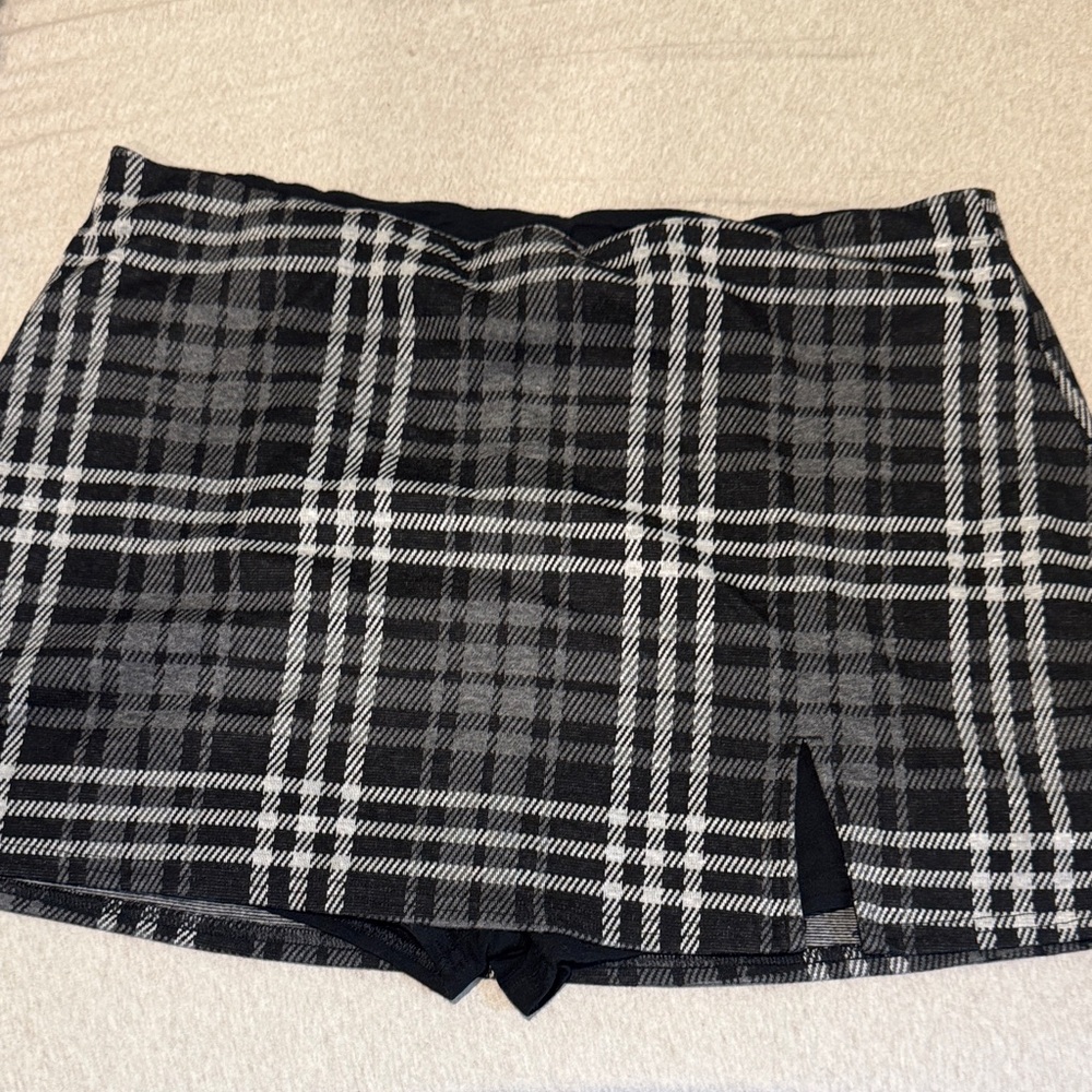 American Eagle Outfitters Black and White Plaid Skort